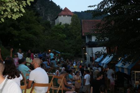 Pestro dogajanje na KUL petku in uradno odprtje Grajskega gostišča Stari grad nad Kamnikom (45)